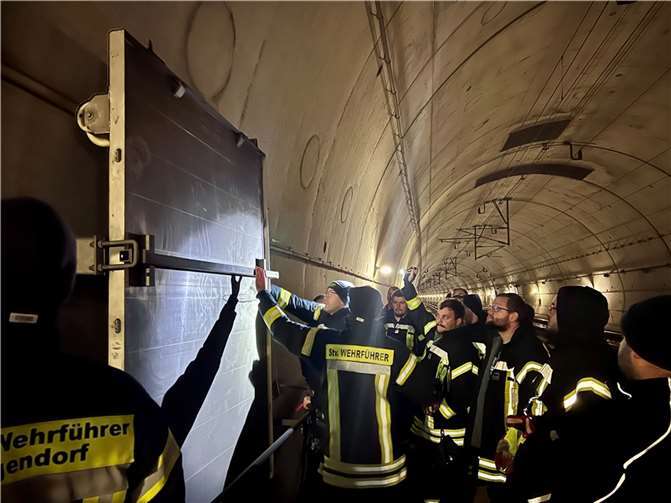 Die richtige Entnahme der Rollwagen wird erläutert.