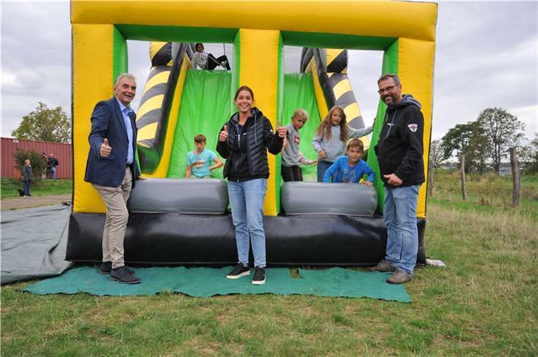 Die riesige Hüpf- und Rutschburg war der Renner bei den Aktionen zum Weltkindertag am JUZ. Auch (von links) Bürgermeister Claus Peitz, Stadtjugendpflegerin Janine Müller und Guido Krämer vom JUZ-Team freuen sich mit den Kindern, die ihren Spaß haben.  Foto: Stadt Andernach/Maurer