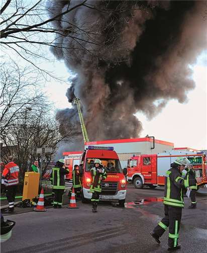 Die riesige Rauchwolke war weit über das Gewerbegebiet hinaus über ganz Meckenheim zu sehen.Peter Burggraf