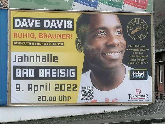 Die riesige Reklametafel an der B9 in Brohl überrascht: Dave Davis gastiert am 9. April in der Jahnhalle Bad Breisig. Foto: Archiv BREISIG.live