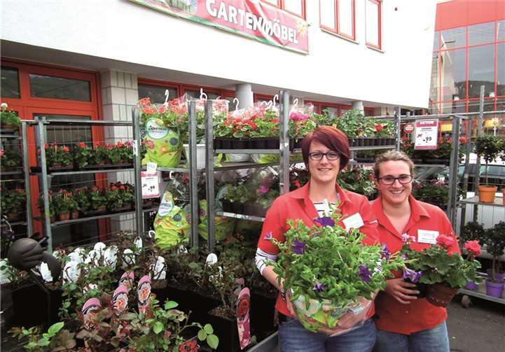 Die röhrig-Mitarbeiterinnen freuen sich auf viele Besucher im großen röhrig-Balkonpflanzen-Markt.Privat