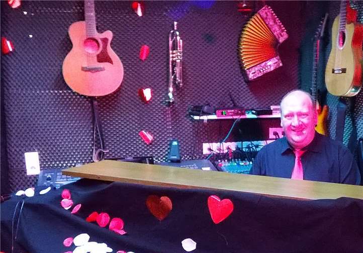 Die röhrig-forum Kulturbühne bietet zum Sonderpreis ein Exklusiv-Konzert im stimmungsvollen Studio von Michael Fischer.privat