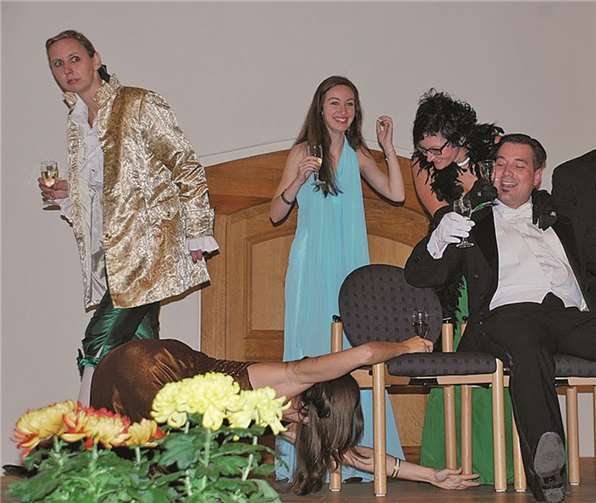 Die röhrig-forum Kulturbühne präsentiert im Eifelhof ein „Musik- und Genuss-Event“ mit gleich 14 hochkarätigen Sänger/innen und Musikern. privat