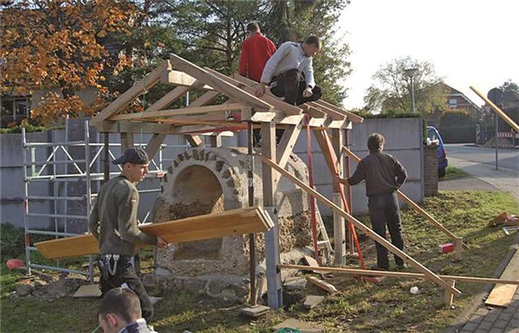 Die römische Wasserleitung wurde überall im linksrheinischen Kreisgebiet von den Arbeitslosen wieder aufgebaut und mit Schutzdächern versehen.WM