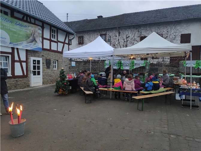 Die „rollende Bücherei“ aus Kripp unterstützte den „rollenden Adventskalender“ in Antweiler.Foto: Stefani Jürries