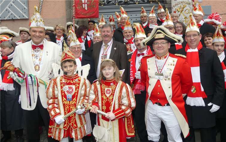 Die rot-weiße Narrenstreitmacht der Cochemer Karnevalsgesellschaft stürmte das städtische Rathaus. Fotos: TE