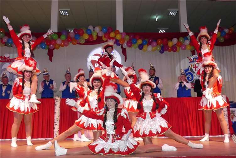 Die rot-weißen Gardefunken um ihr neues Mariechen Isabelle Tulliuskonnten die Escher Narrenschar mit rassigen Tanzdarbietungen begeistern. Fotos: TE