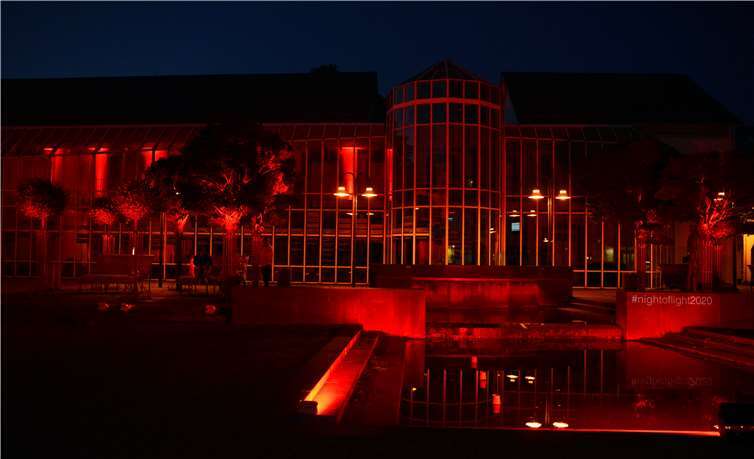 Die rote Beleuchtung weist auf die schwere Lage in der Veranstaltungsbranche hin. Fotos: Thomas Frank