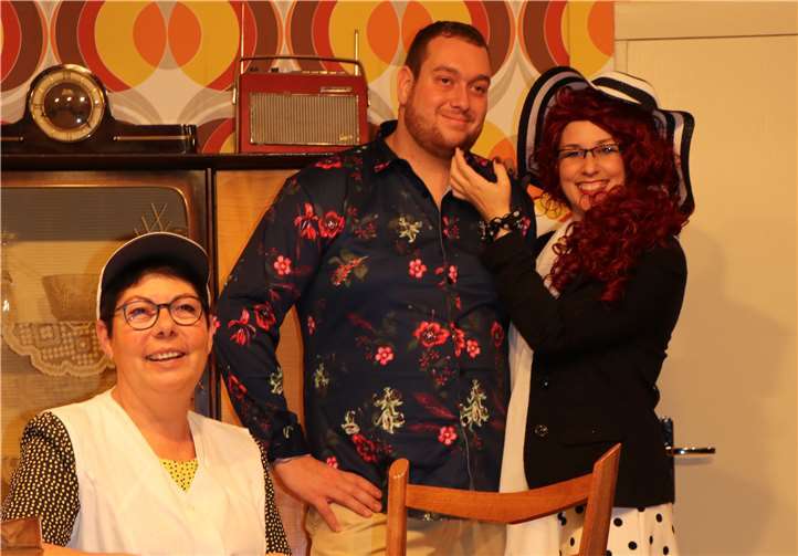 Die rote Rita (Nicole Müller) wickelt alle Männer um den kleinen Finger.