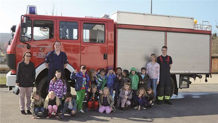 Die roten Feuerwehrautos zu erkunden, machte den Kindergartenkindern des Blandine-Merten-Hauses ganz besonders großen Spaß. privat