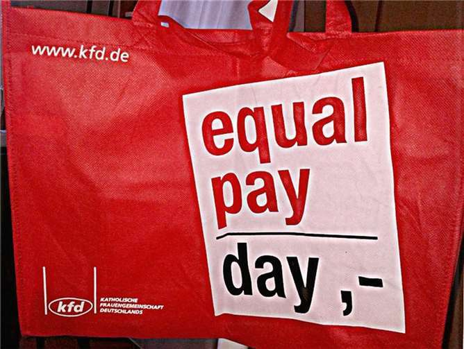 Die roten Taschen gibt es am Info-Stand des kfd Dekanates Koblenz.  privat