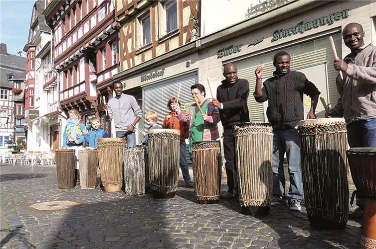 Die ruandische Trommelgruppe „Abarakaza“ während des Workshops in Adenau.privat