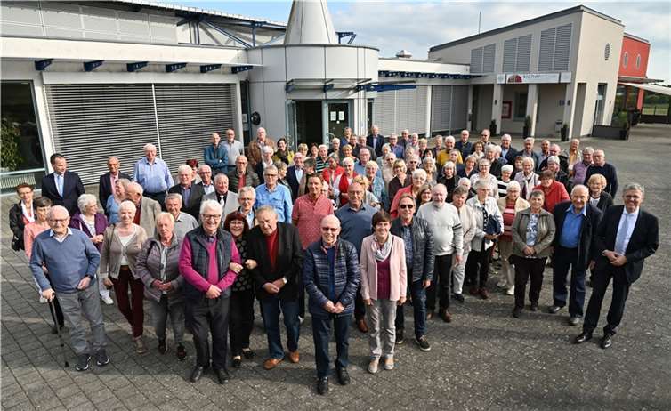 Die rund 100 ehemaligen Sparkassenmitarbeiter*Innen nutzen beim traditionellen Pensionärstreffen Anfang Oktober die Gelegenheit zum ausgiebigen Austausch über die alten Zeiten und stellten sich zum obligatorischen Gruppenfoto vor dem Forum in Polch zusammen. Foto: KSK Mayen / Ralph Künzel
