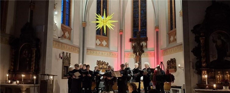 Die rund 15 Sängerinnen und Sänger erfreuten die Zuhörer bei Kerzenschein mit einem adventlichen Liederstrauß.  Foto: prrivat