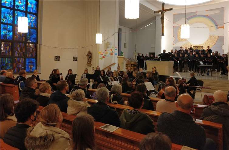 Die rund 150 Zuhörer belohnten die jungen Künstler mit einem lang anhaltenden Applaus. Quelle: Klosters Ebernach