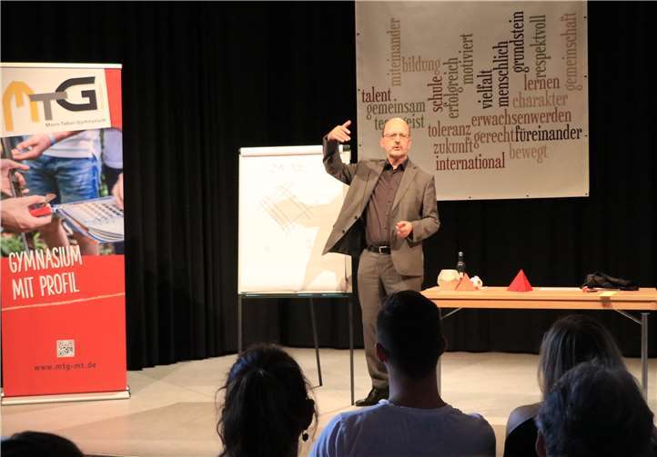 Die rund 300 Zuhörer waren überrascht, dass Mathematik nicht nur graue Theorie, sondern auch einfach und faszinierend sein kann. privat