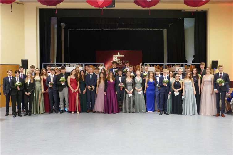 Die rund 40 Debütantinnen und Debütanten der Jahrgangsstufe 10.  Foto: Sascha Donath