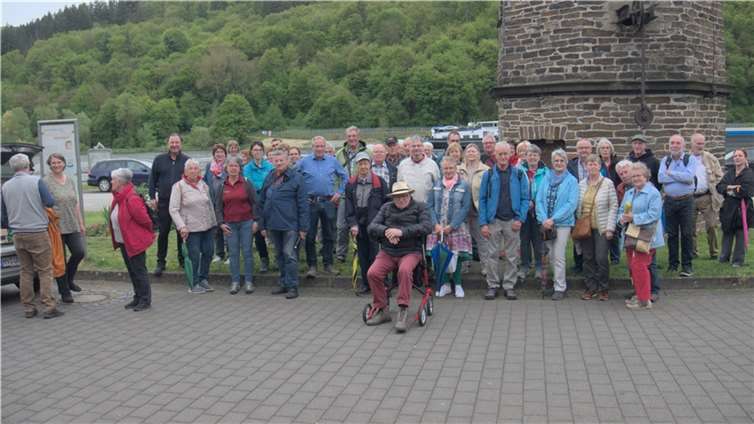 Die rund fünfzig Teilnehmer lernten Wissenswertes über das Dorf an der Mosel. Foto: Walter Becker