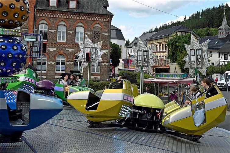 Die rund um die Pfarrkirche positionierten Fahrgeschäfte und Kirmesbuden sorgten neben vielen anderen Programmpunkten beim Heimatfest für eine weitere Möglichkeit des abwechslungsreichen Zeitvertreibs.