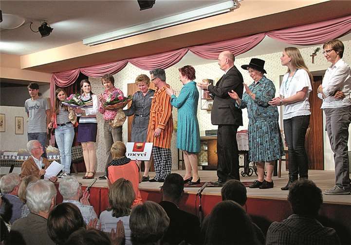 Die rundum gelungene Vorstellung bereitete sowohl den Zuschauern als auch der Theatergruppe großen Spaß. Auch Regisseurin Marion Mülhöfer (5.v.l.) war zufrieden.