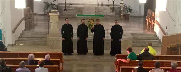 Die russischen Profisänger traten in traditioneller Kleidung auf. Foto: privat