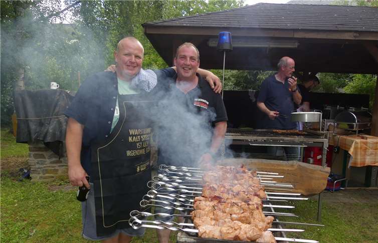 Die saftig-zarten russischen Schaschlik-Spieße vom Grill waren beim Brauhecker Waldfest der Renner.Fotos: TE