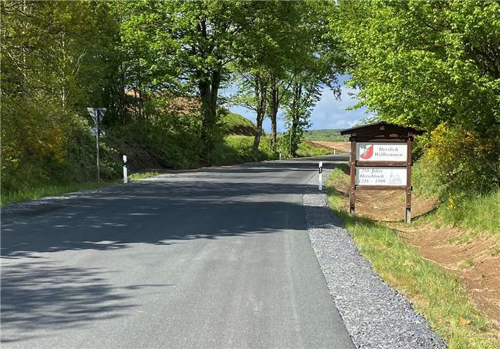 Die sanierte und verstärkte Rheinstraße in Herschbach.
