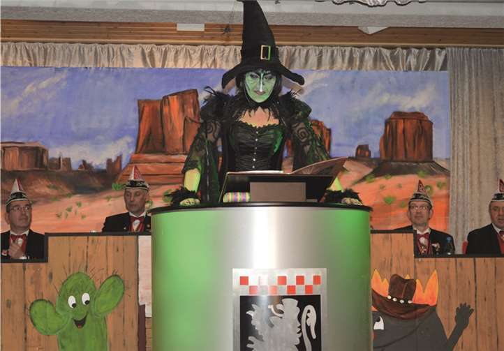 Die scharfzüngigen Anekdoten der „Hex aus Mennesch“ (Annette Tiede) haben bei den Sitzungen der KGO schon Kultcharakter.