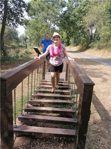 Die schaukelnde Hängeseilbrücke.