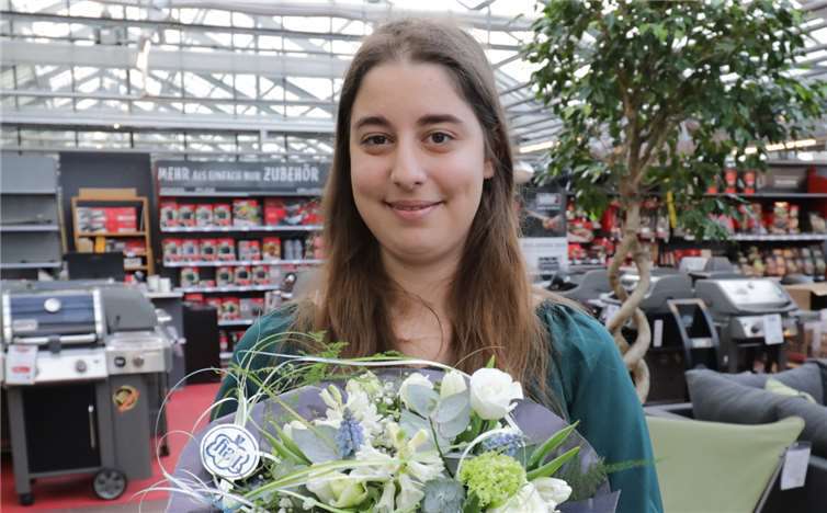Die scheidende Blütenkönigin Katharina Arndt übergabihr Amt mit guten Wünschen für die Nachfolgerin.