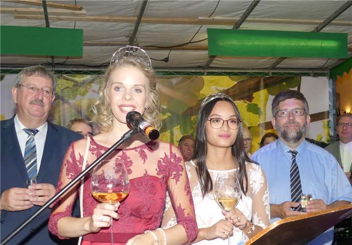 Die scheidende Cochemer Weinkönigin Lisa I. und ihre Weinprinzessin Bichi verabschiedeten sich von den Festbesuchern