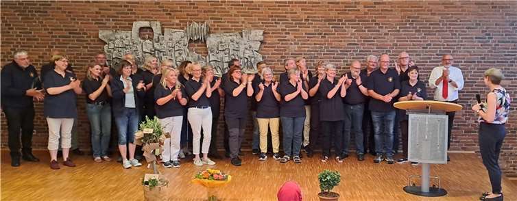 Die scheidende Leiterin der Notfallseelsorge im Rhein-Lahn-Kreis und Westerwaldkreis bat die anwesenden Kräfte der „Ersten Hilfe für die Seele“ auf die Bühne, die ihr lautstark applaudierten.  Fotos: Dekanat Nassauer Land/Matern
