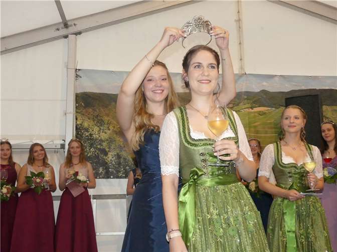 Die scheidende Mesenicher Weinkönigen Jil I. übernahm die offizielle Krönungszeremonie bei ihrer Nachfolgerin Lea I. Fotos: TE
