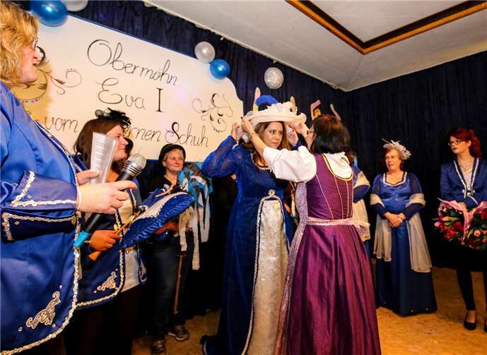 Die scheidende Obermöhn krönte die neue Obermöhn Eva I. vom silbernen Schuh.