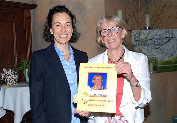 Die scheidende Präsidentin Cornelia Huiskens (re.) übergab ihr Amt an ihre Nachfolgerin Dr. Elisabeth Feudner, die neue Präsidentin des Zonta Club Koblenz. Foto: privat