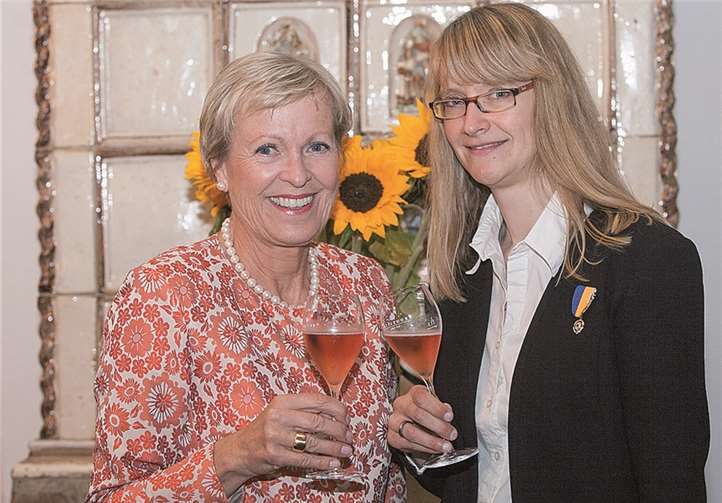 Die scheidende Präsidentin des Lions Club Bad Neuenahr, Dr. Cordula Krawehl-Nakath (l.), übergab das Amt an Nicole Becker.JOST