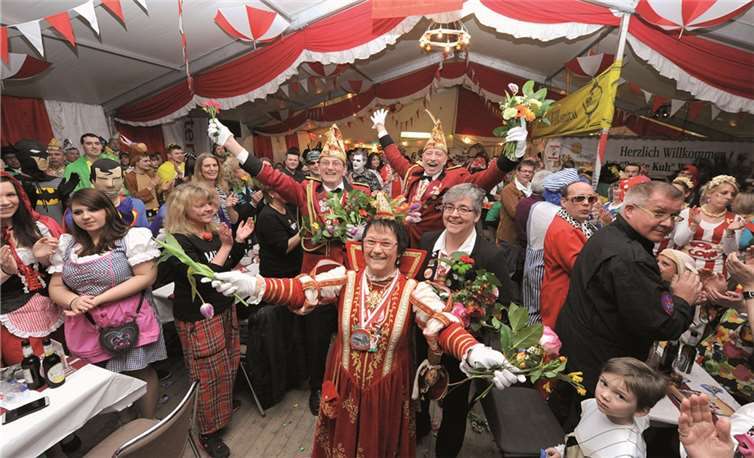 Die scheidende Prinzessin Erika I. gab an diesem Abend das Narrenzepter ab und in einer sehr emotionalen Rede dankte sie Ehemann, Familie und Hofstaat für die große Unterstützung.