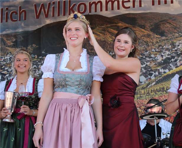 Weinkönigin Christina strahlte mit der Sonne um die Wette Die scheidende Weinkönigin Jennifer Surges setzte ihrer Nachfolgerin Christina Kurth die Krone auf.DU