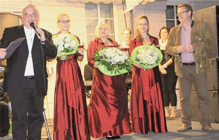 Die scheidende Weinkönigin Jenny Burghardt und ihre Prinzessinnen wurden mit schönen Blumen und einer Ehrenbrosche verabschiedet.AB