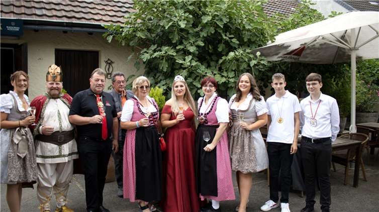 Die scheidende Weinkönigin Kathrin Harz hatte mit Ihren Weinprinzessin Shanice Boes und Sina Hoffmeyer in den Hof der Weinmanufaktur Walporzheim zu einem Sektempfang geladen. Foto: privat