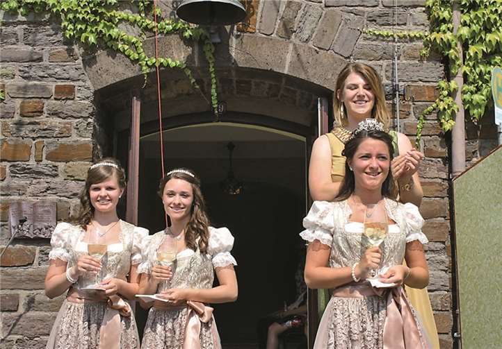 Die scheidende Weinkönigin Kathrin übergab ihre Krone an die neue Regentin Verena. Mit dabei die Prinzessinnen Sabrina und Maike.