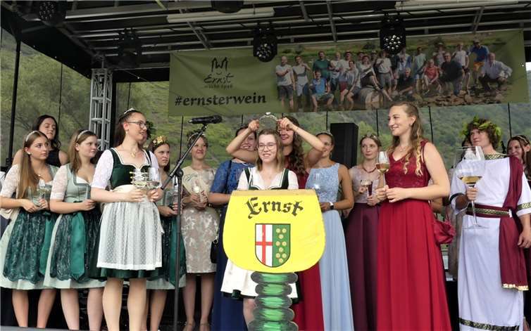Die scheidende Weinkönigin Sarah setzte ihrer Nachfolgerin Johanna die Ernster Weinkrone auf´s Haupt.