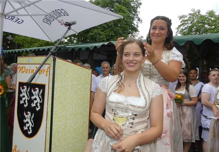 Die scheidende Weinkönigin Verena setzte ihrer Nachfolgerin Jule I. die Senheimer Weinkrone auf´s Haupt.