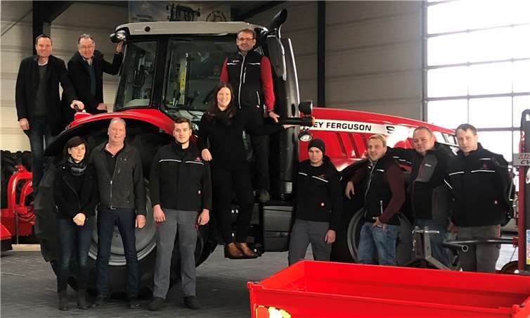 Die scheidenden Besitzer Günter und Beate Klöppel (unten li.), das Team in Thür sowie Martin Bauknecht (oben li.) und Ludwig Disch (oben re.).privat