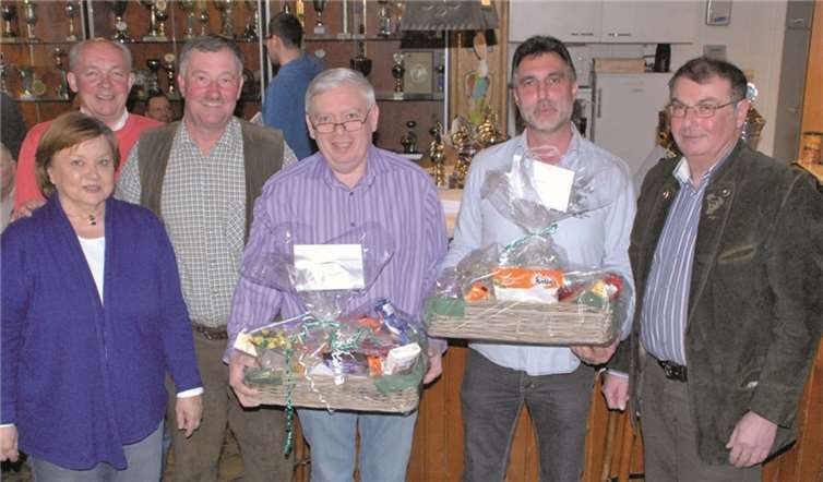 Die scheidenden Bezirksschießmeister Bernd Krahforst (zweiter v.r.) und Manfred von Goscinski (dritter v.r.) mit den Bezirksmajestäten Volker Spiess und Irene Tuschen, dem Bezirksbundesmeister (dritter v.l.) und dem Diözesankönig Severin Schmitz (erster v.r.). Privat