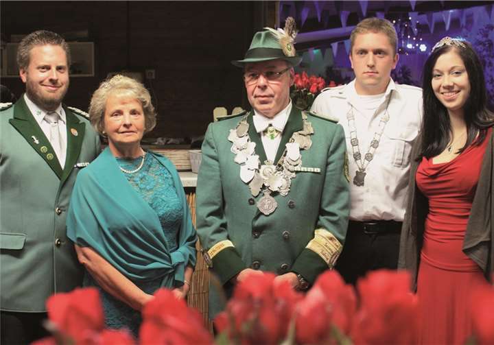 Die scheidenden Majestäten (2014/2015) begrüßten mit dem Brudermeister zu Beginn des Festabends alle Gäste am Eingang zum Schützenhaus. Alle Frauen erhielten als Gastgeschenk eine Rose. Von links: Brudermeister Christian Klein, Kaiserin Magda Radermacher, Kaiser Peter Radermacher, Prinz und Bezirksprinz Tim Breuer mit Prinzessin Andrea Wiesel.Helga Klein