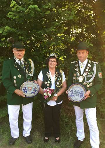 Die scheidenden Majestäten Winfried und Rita Börder sowie Frank Krayer. privat