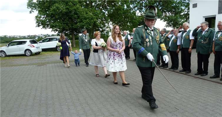 Die scheidenden Majestäten schreiten die Front der Schützenfamilie ab.