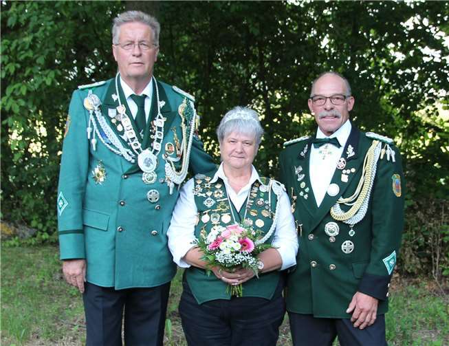 Die scheidenden Regenten (v. li. n. re.): Vogelkönig Albert Meurer, Scheibenkönigin Petra Immisch, Brudermeister Hans Werner Schneider... privat