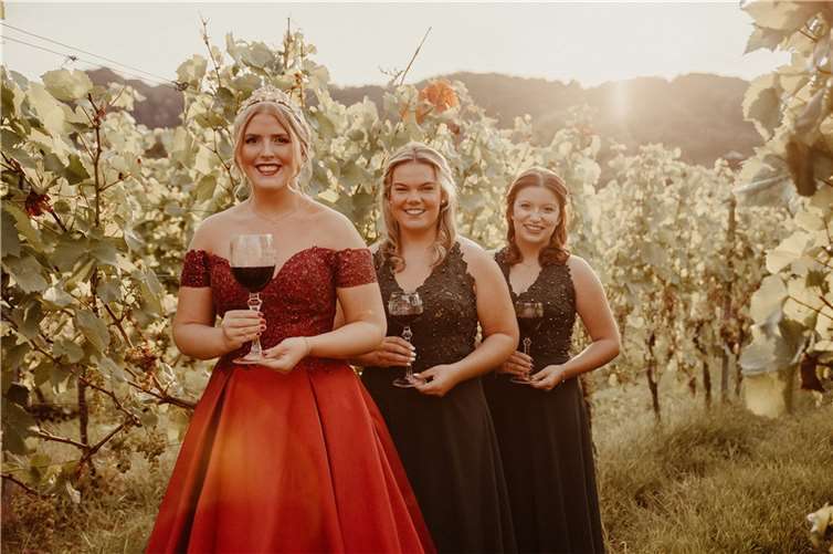 Die scheidenden Weinmajestäten Emily Bäcker mit Lillian Schmitt und Julia Otto.  Foto: Cathy Kohlenberg